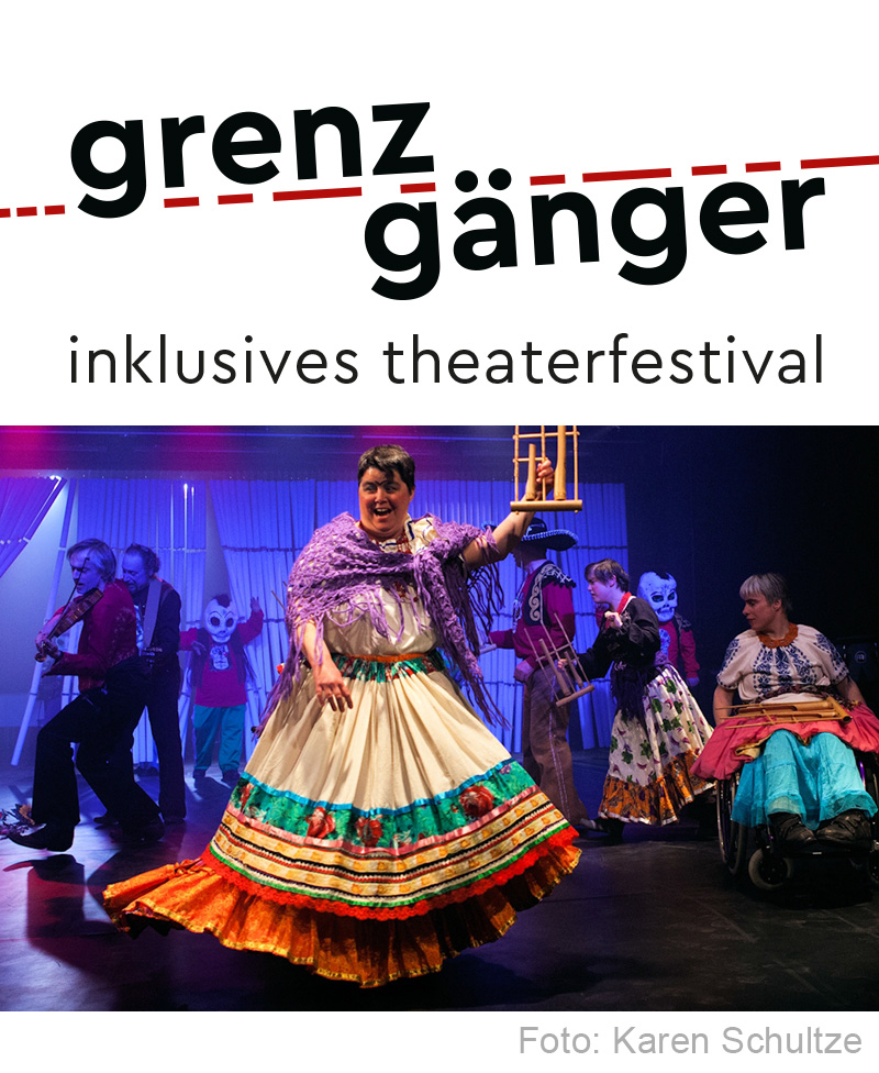 Bewegte Szene aus dem Stück Frida, des Theaters Die Tonne. Eine Schauspielerin steht zentral. Sie ist wie Frida Kahlo gekleidet. Mehrere Schauspieler*innen sind im Hintergrund aktiv, zwei spielen Geige.