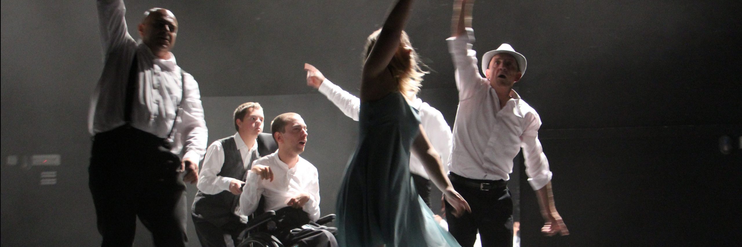 Eine Gruppe von Schauspieler*innen des Teatro La Ribalta recken die Hände in die Luft. Tanzstück »Personaggi«